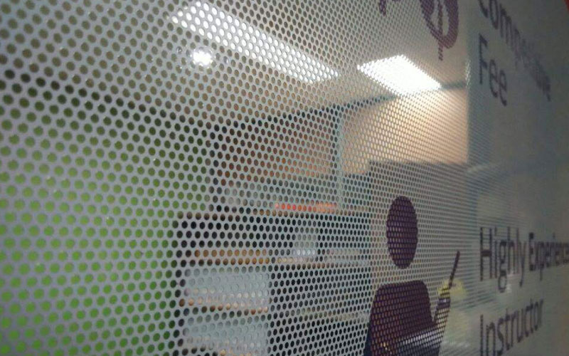 : استیکر مش چیست و چرا برای شیشه فروشگاه‌ها یا ماشین‌ها عالی است؟